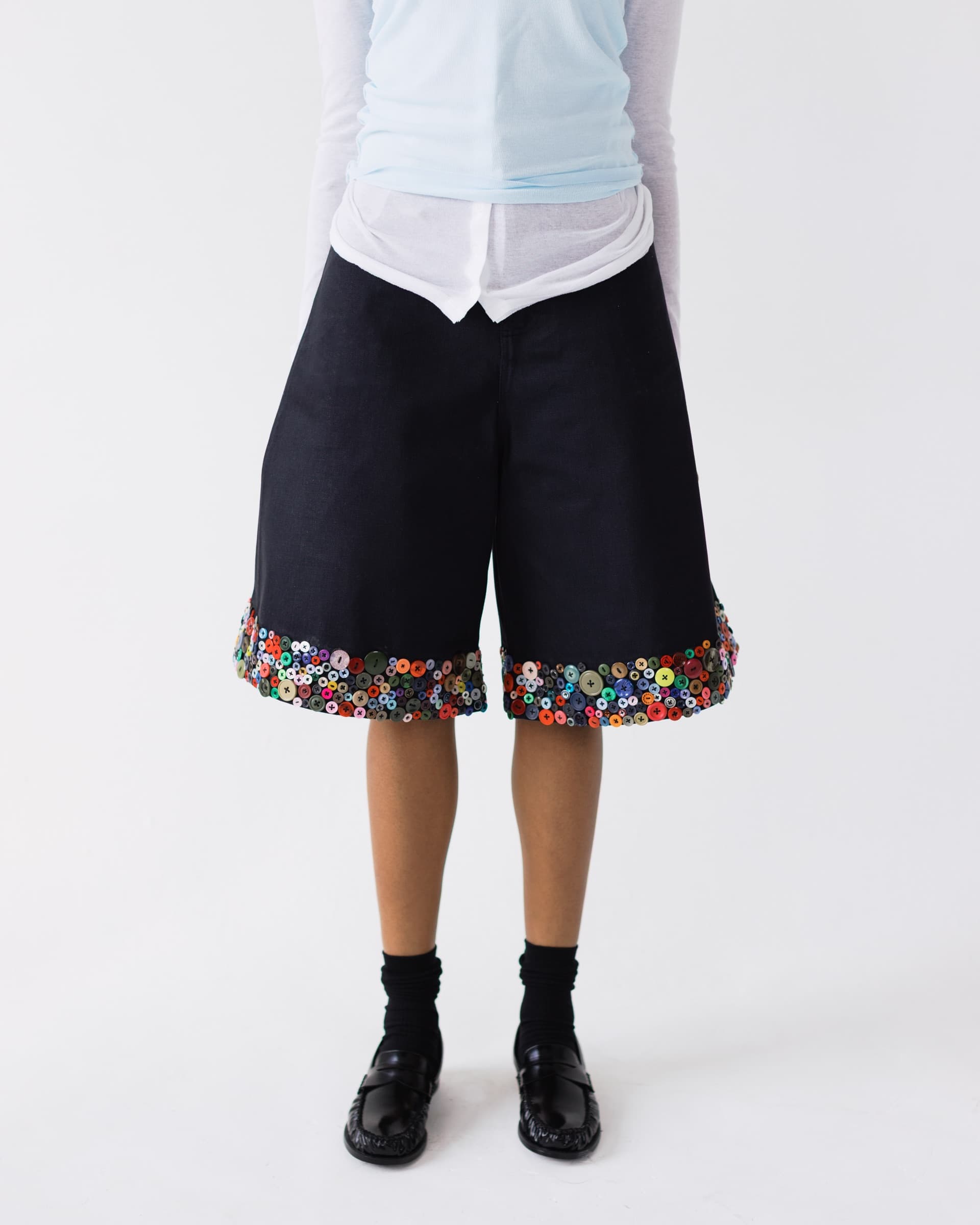 Hyper buttoned short black