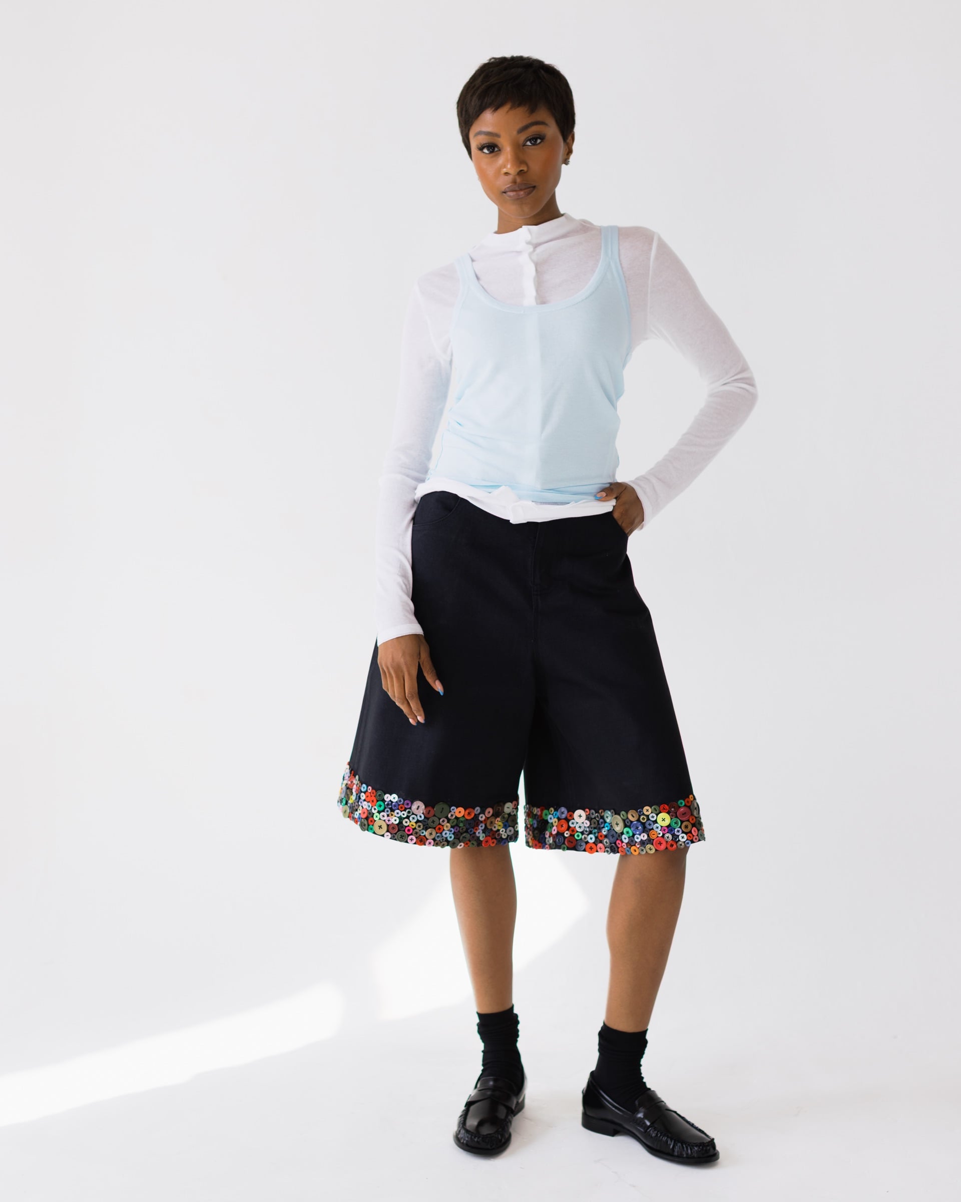 Hyper buttoned short black, frame 2