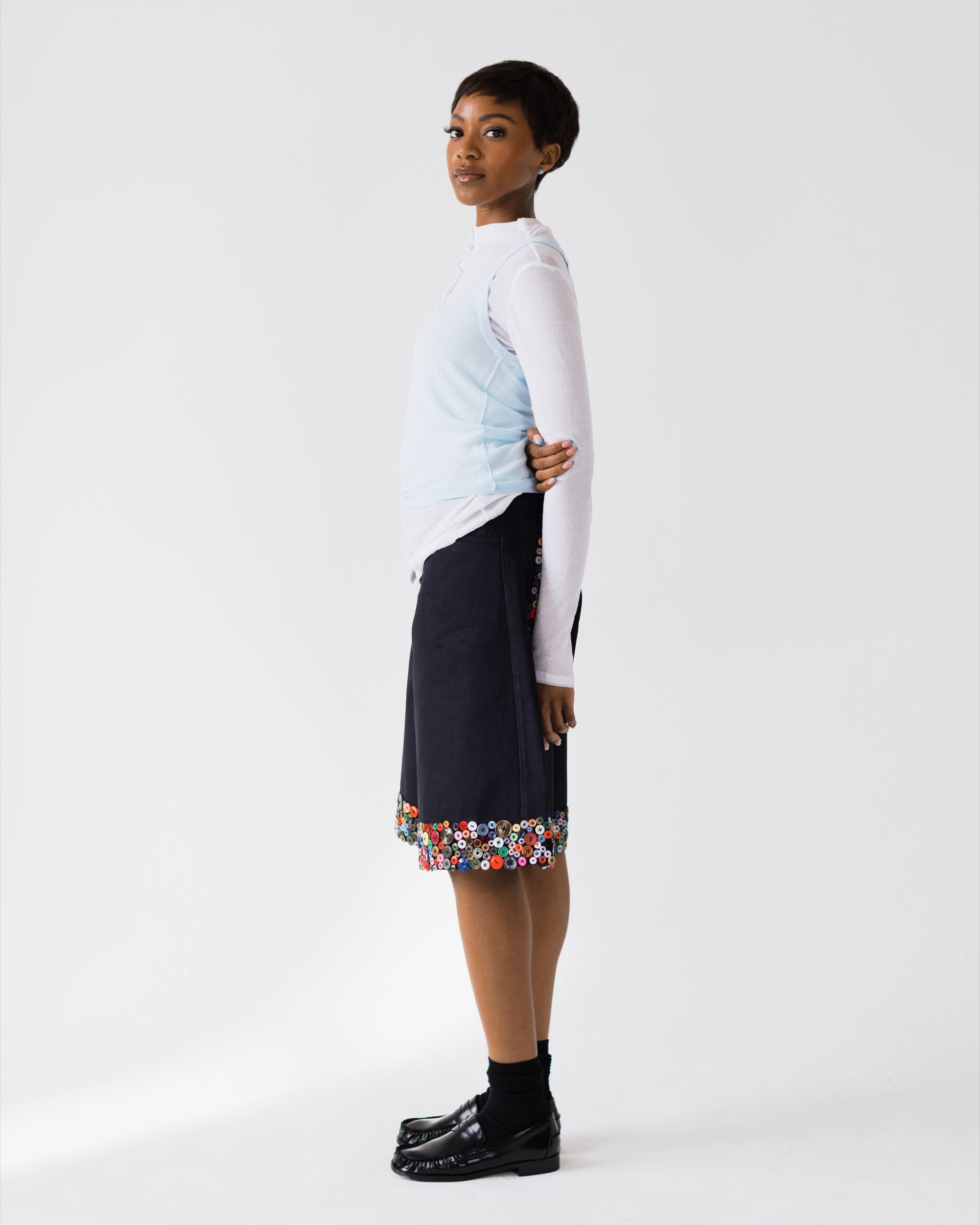Hyper buttoned short black, frame 3