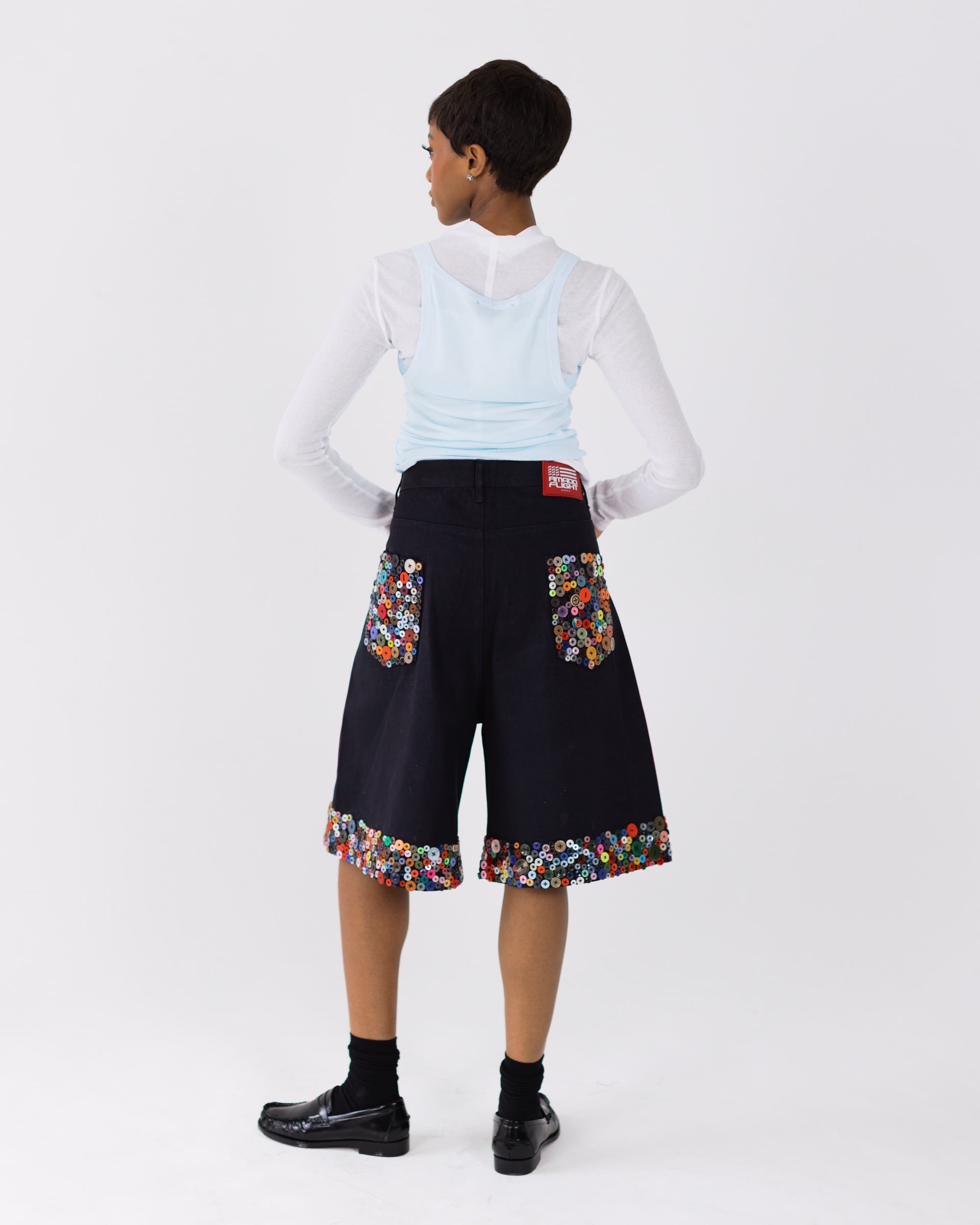 Hyper buttoned short black, frame 4