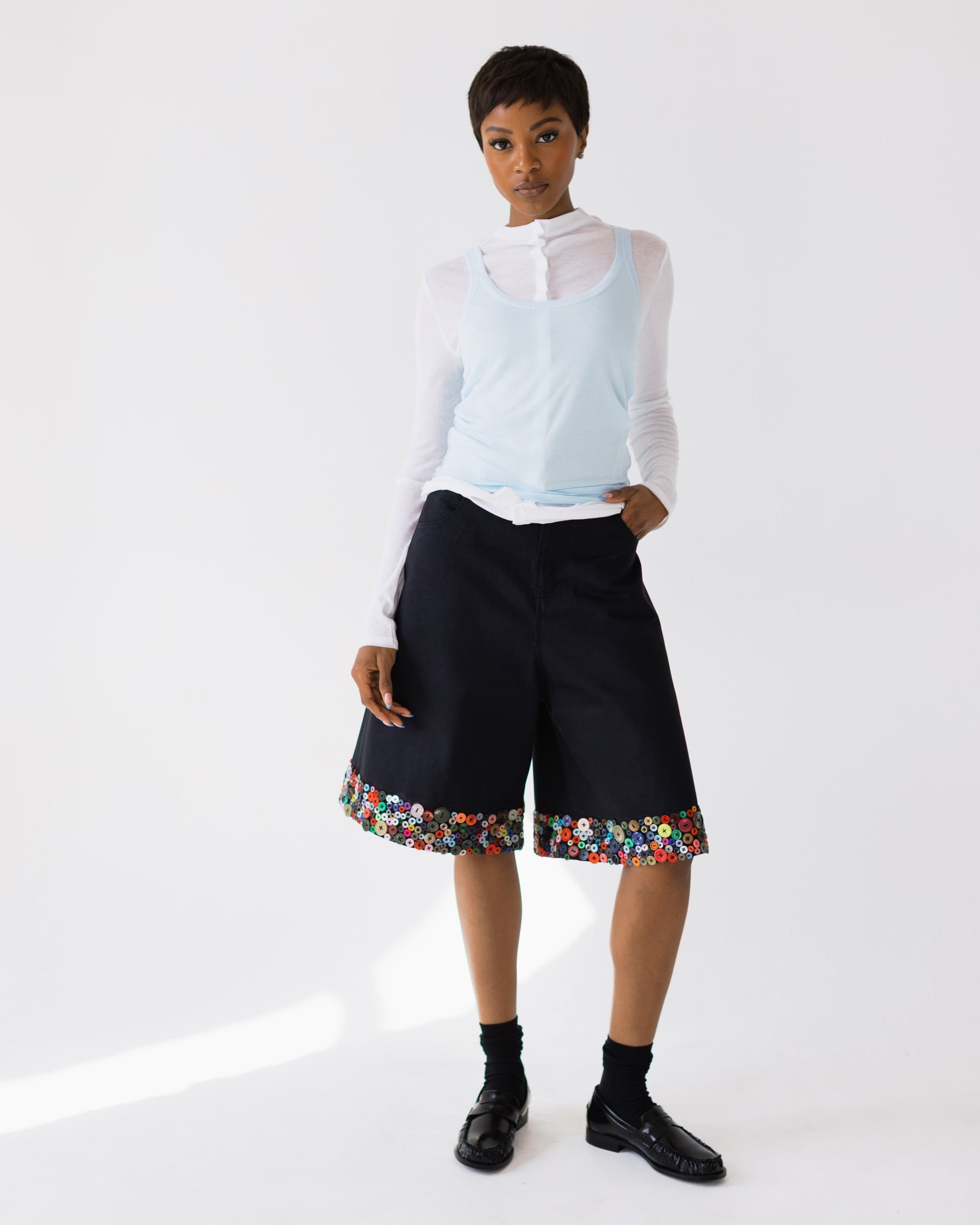 Hyper buttoned short black, frame 6