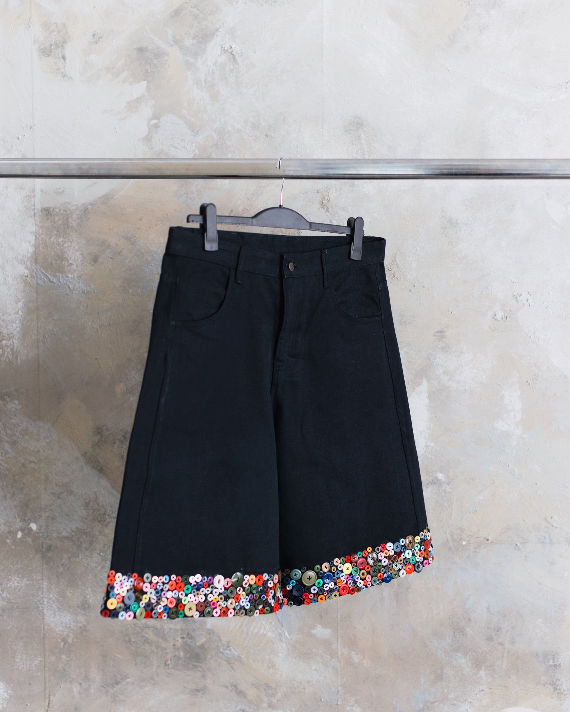 Hyper buttoned short black, frame 7