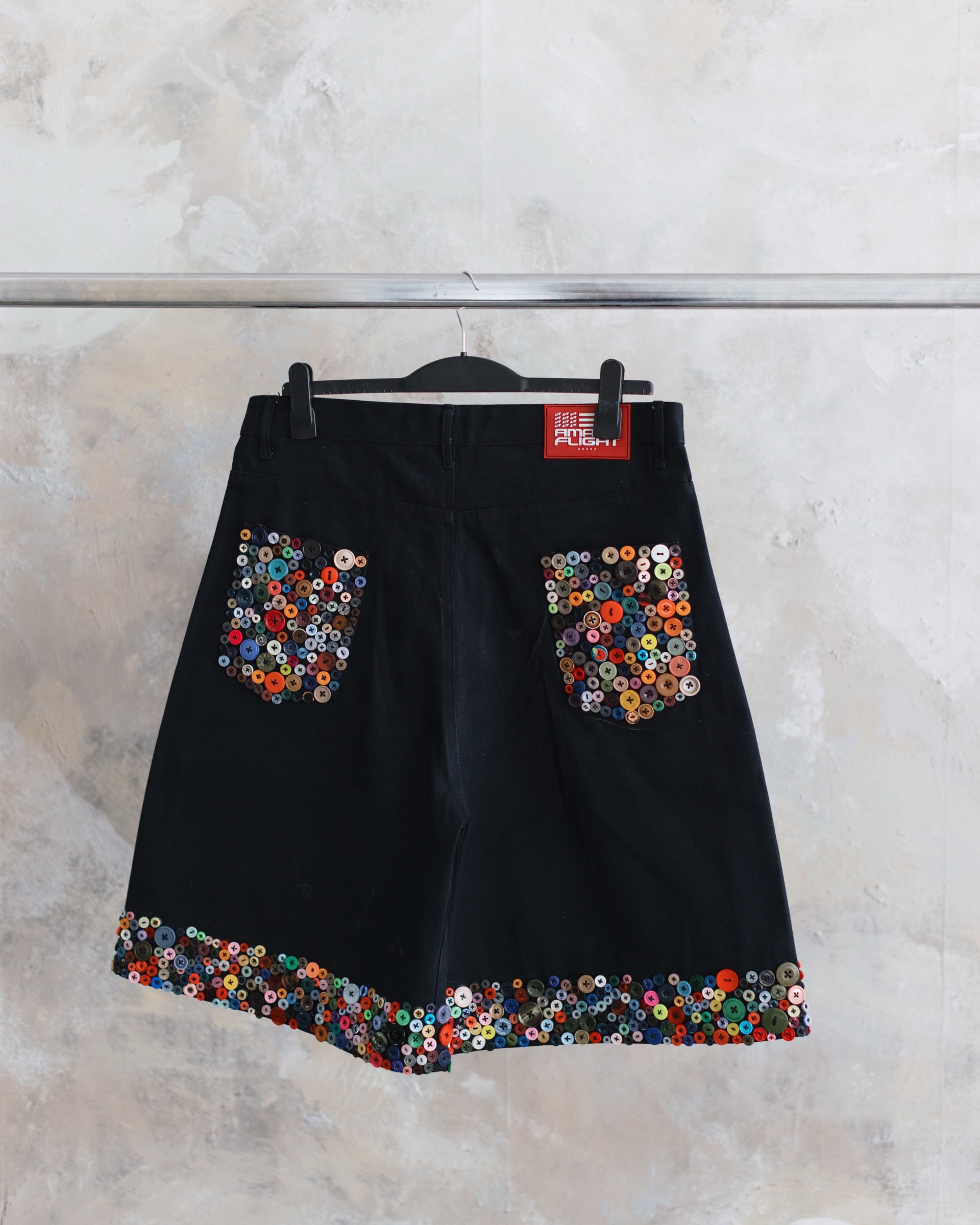 Hyper buttoned short black, frame 8