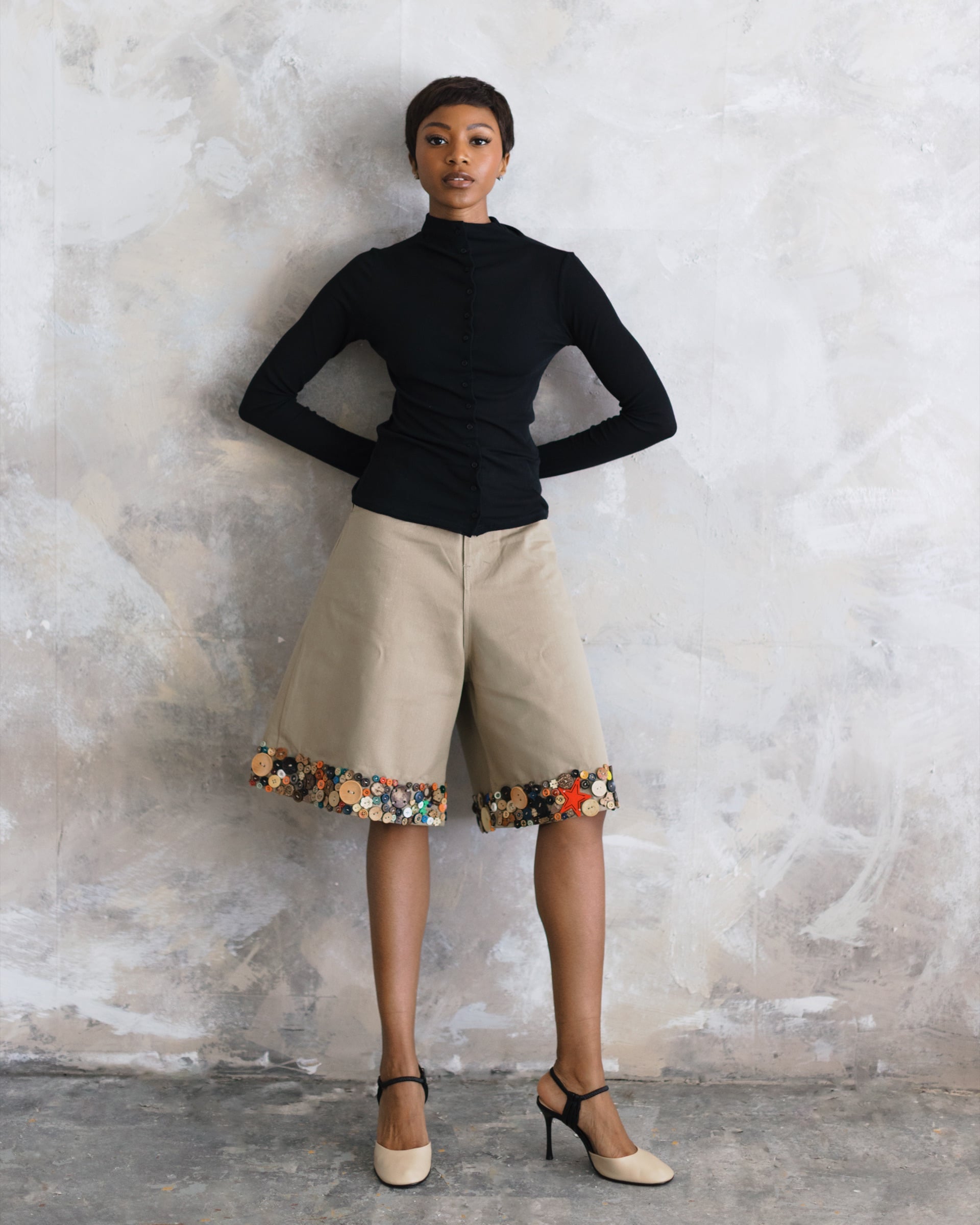 Hyper buttoned short brown, frame 1