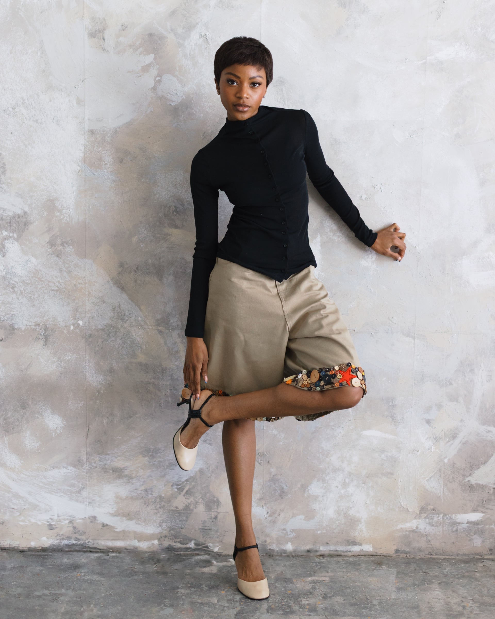 Hyper buttoned short brown, frame 2
