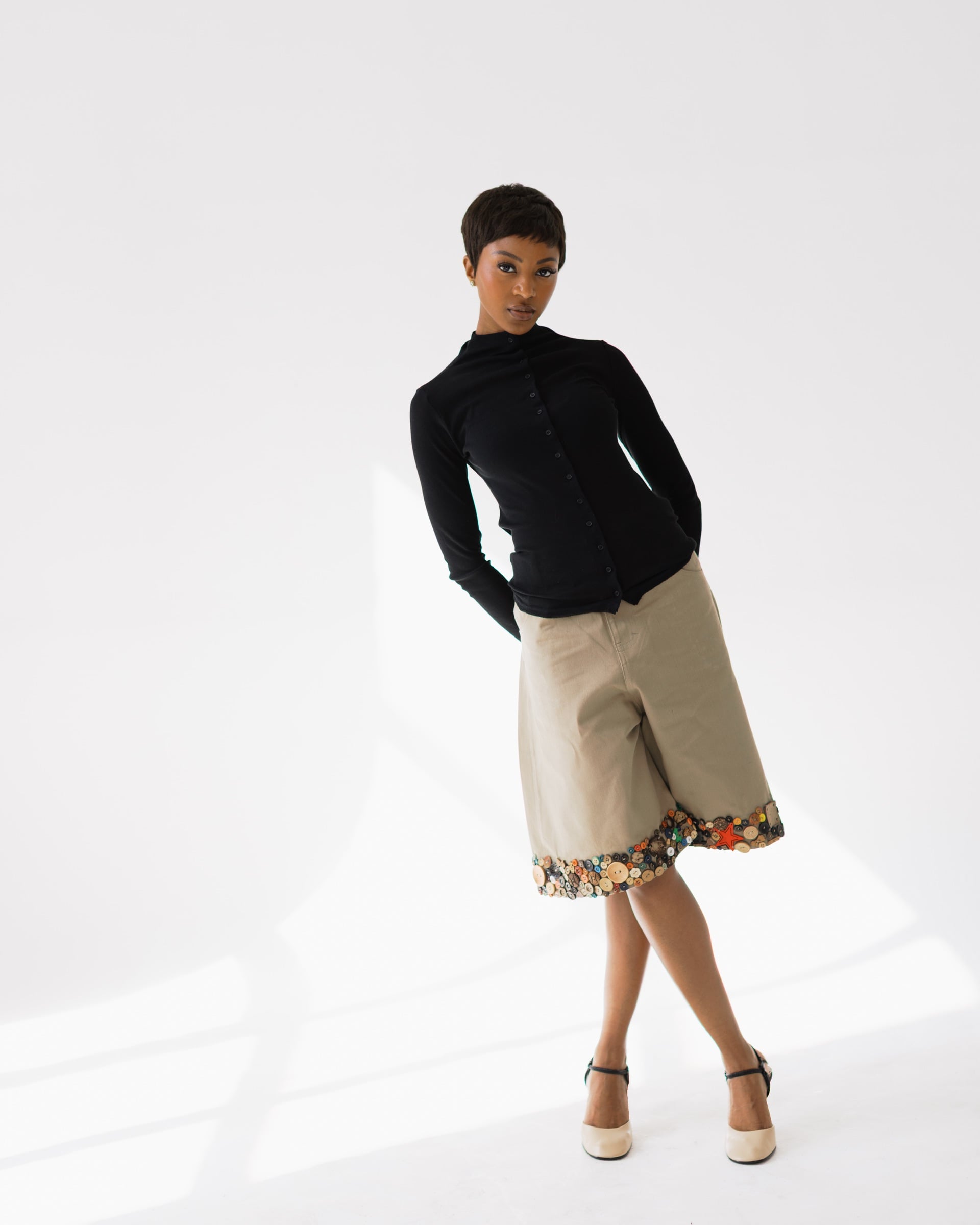 Hyper buttoned short brown, frame 3