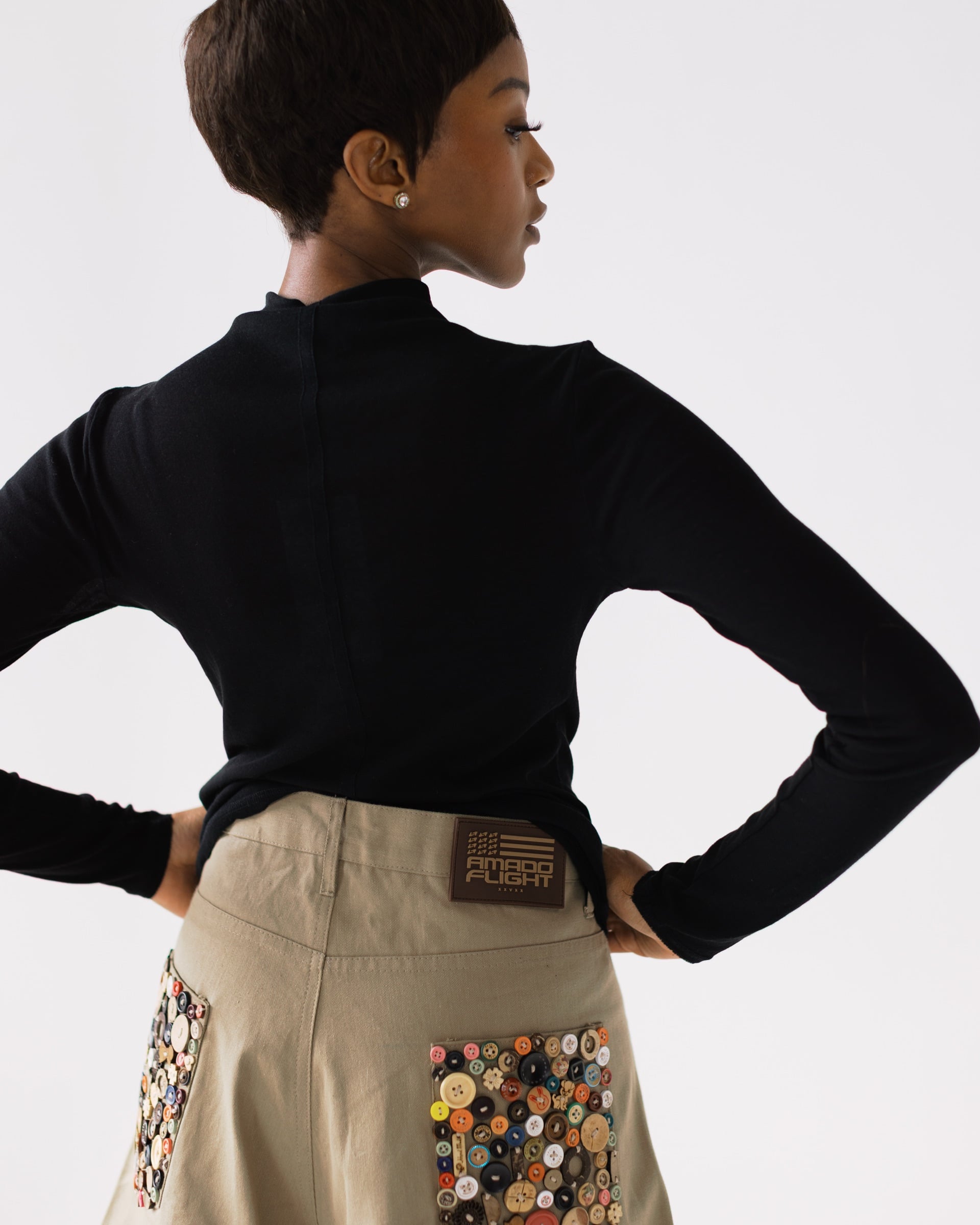 Hyper buttoned short brown, frame 4
