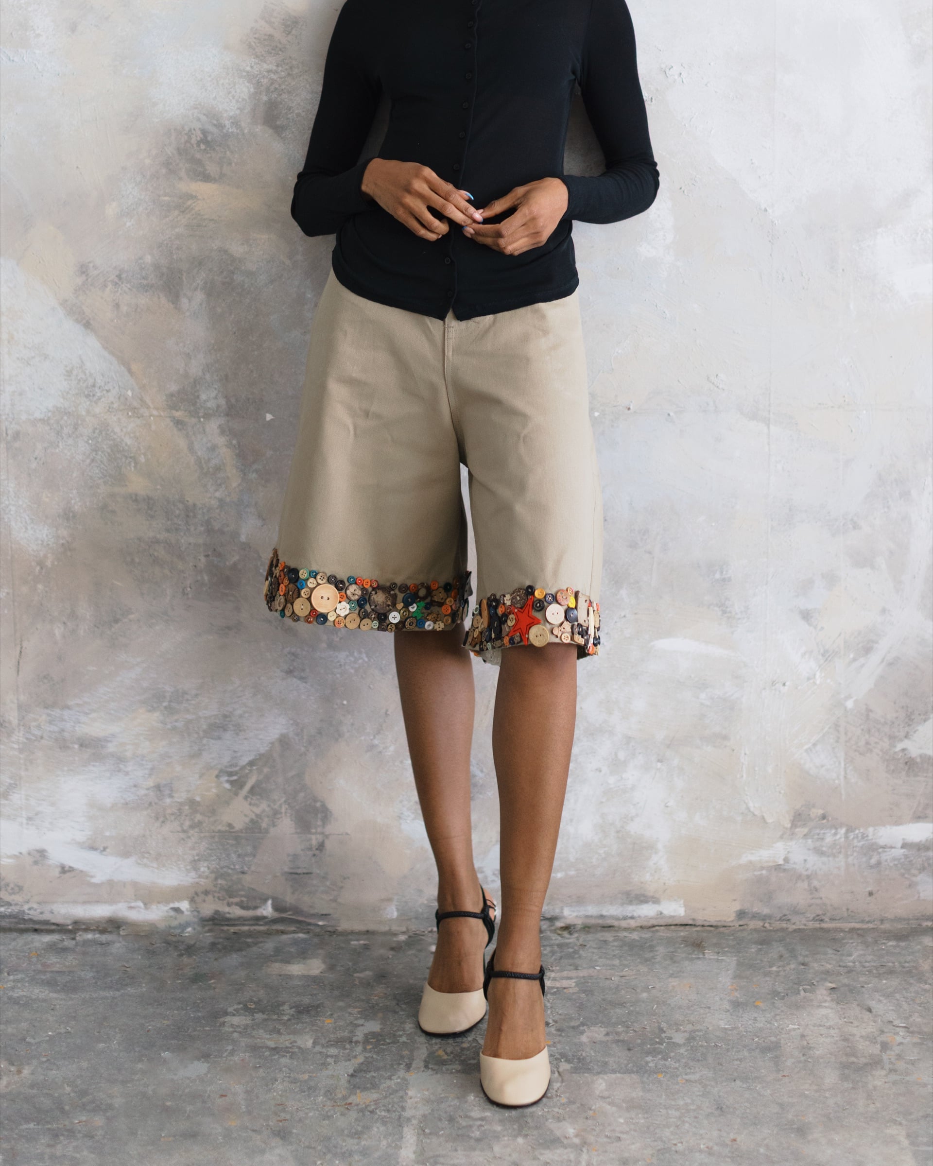 Hyper buttoned short brown, frame 6
