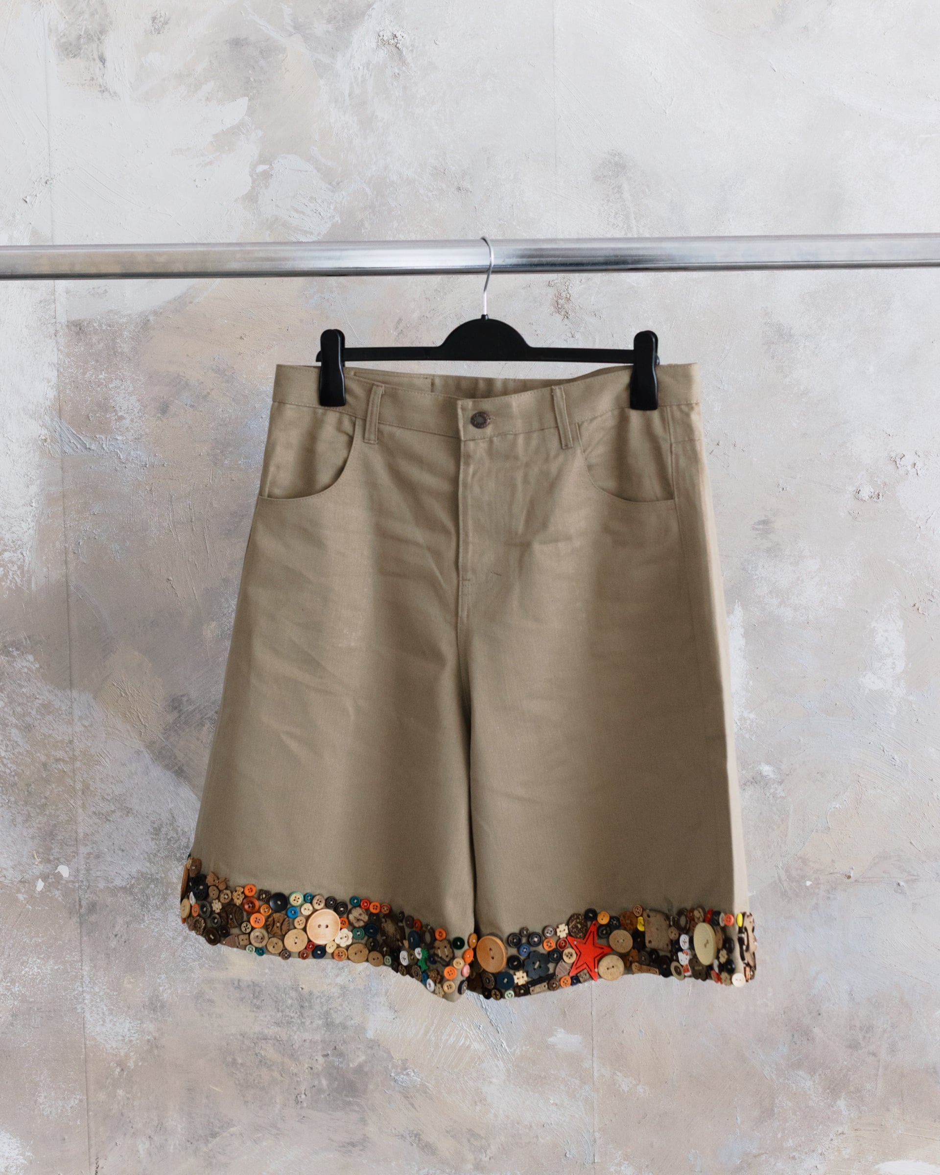 Hyper buttoned short brown, frame 7