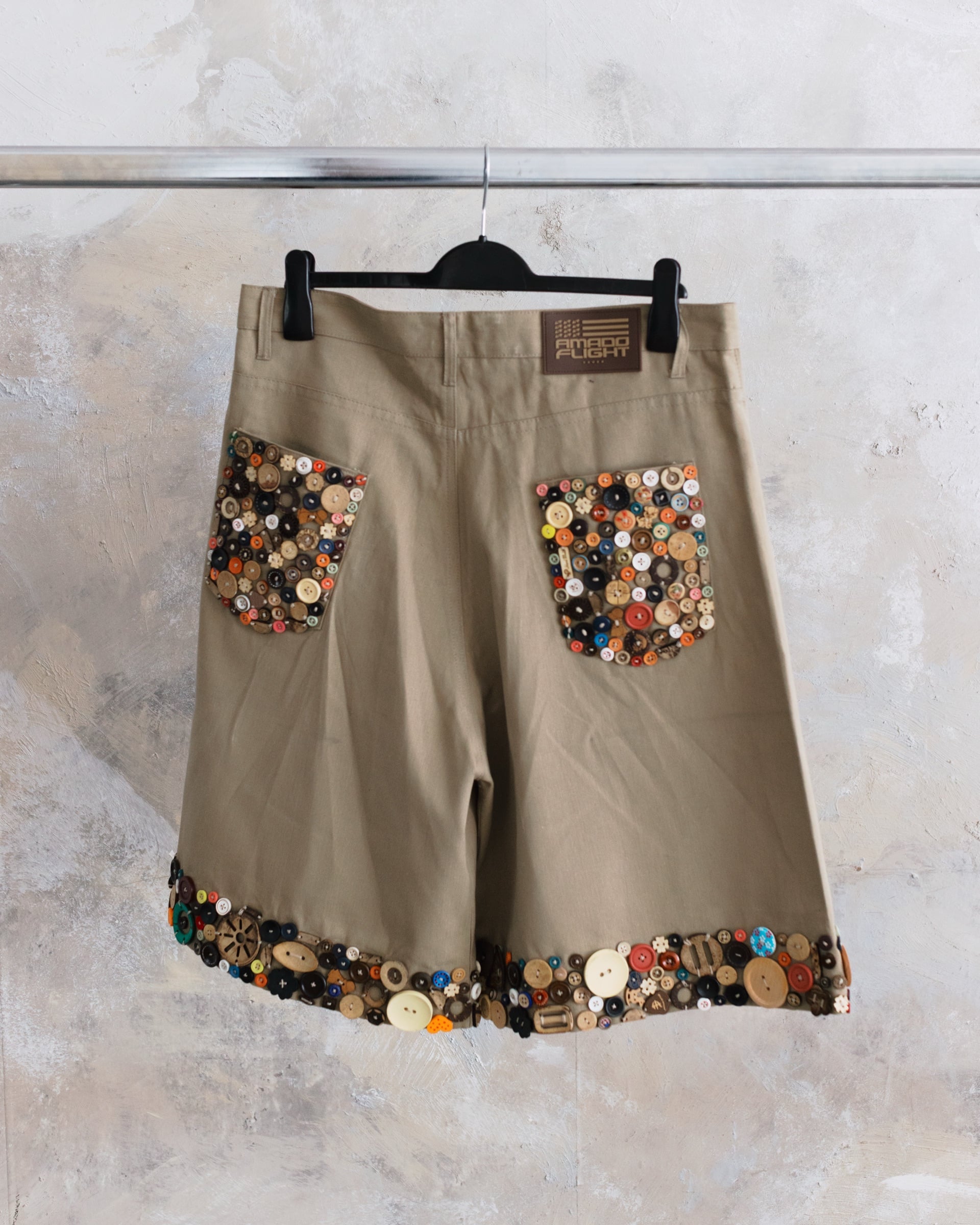 Hyper buttoned short brown, frame 8