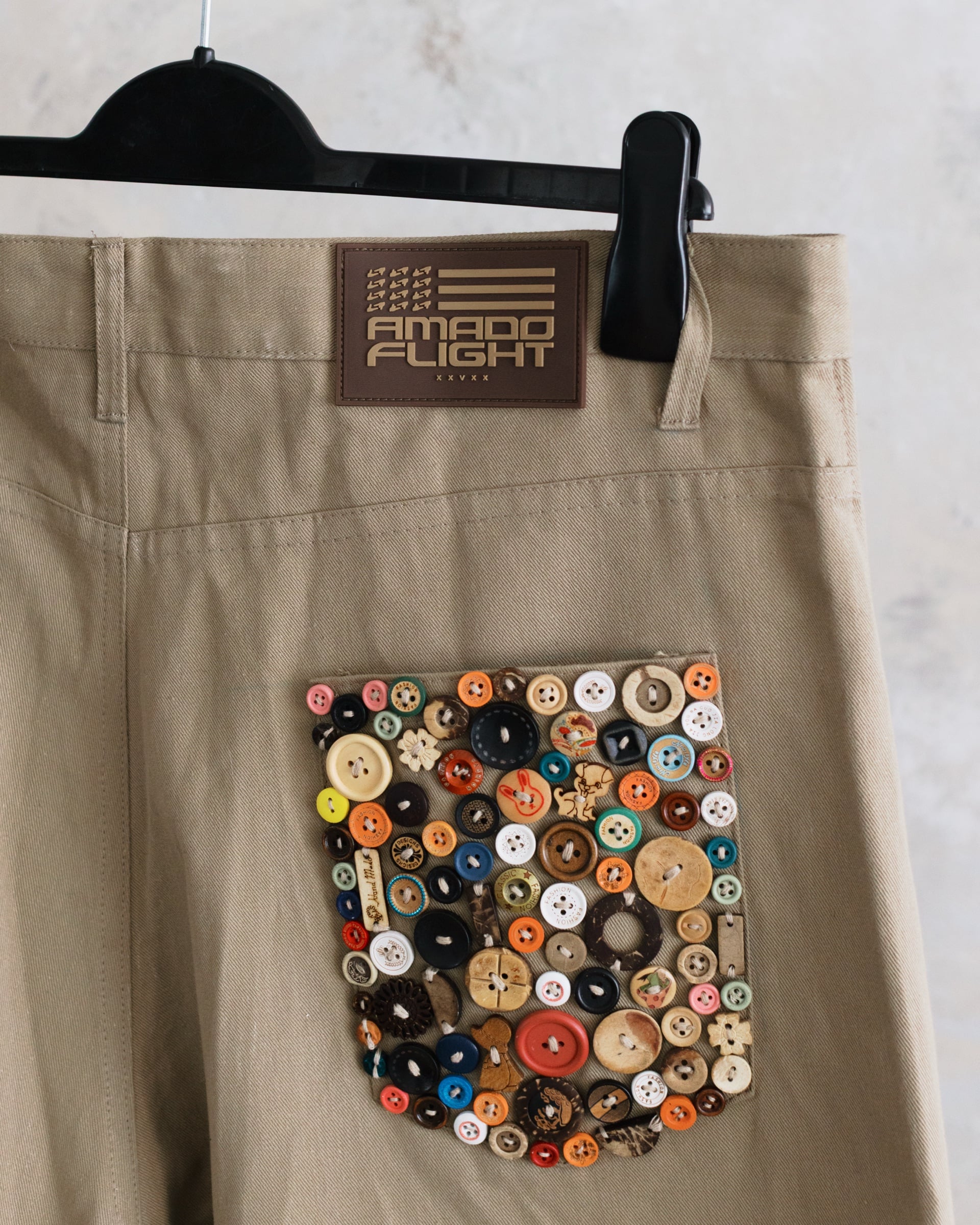 Hyper buttoned short brown, frame 9